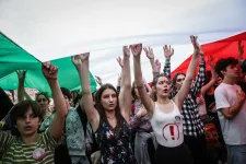 Bayer Zsolt a Fidesz-székháznál tüntető diákokról: Nyomorult gennyládák