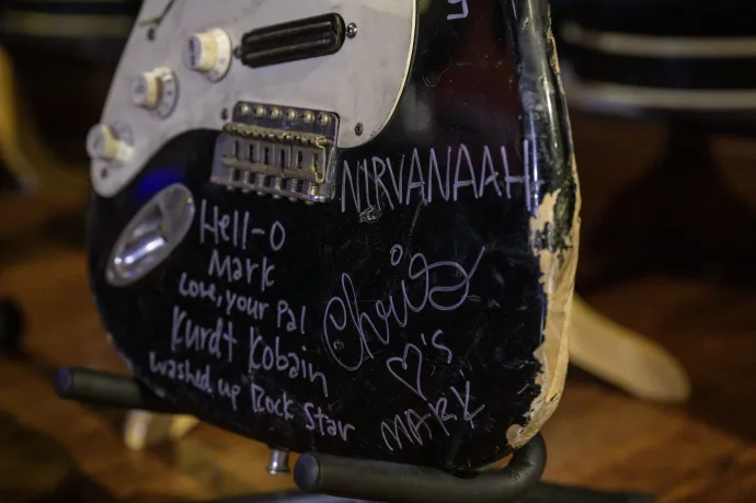 A megzúzott és dedikált Cobain-gitár – Fotó: Angela Weiss / AFP 