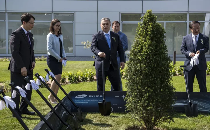 Orbán Viktor miniszterelnök és Dzsun Jonghjun, a Samsung SDI vezérigazgatója (j) fát ültet a Samsung SDI gödi elektromosjárműakkumulátor-gyárának megnyitóünnepségén, 2017. május 29-én – Fotó: Szigetváry Zsolt / MTI