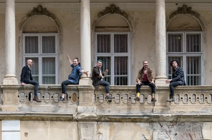 Ráduly Botond Manó, Petri Gergő Gregor, Kádár Zoltán János Krampusz a jobb oldalon – Fotó: Deák Anita / Mano & Gregor honlap