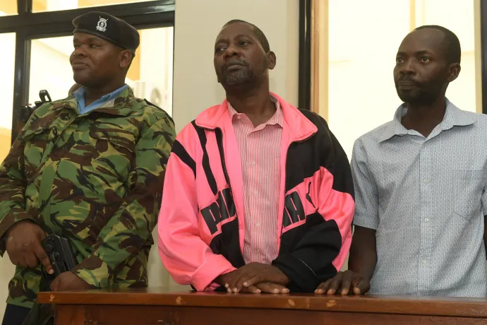Paul Nthenge Mackenzie (középen) a malindi bíróságon 2023. május 2-án – Fotó: Simon Maina / AFP