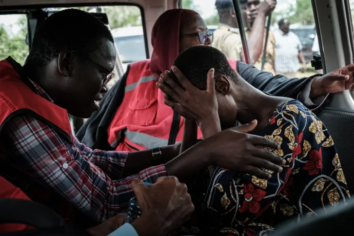 A kenyai Vöröskereszt egy tagja vigasztalja a Good News International Church megmentett követőjét, aki vélhetően részese volt a tömeges éheztetésnek – Fotó: Yasuyoshi Chiba / AFP