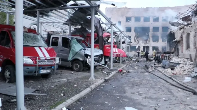 Egy dnyiprói tűzoltóállomást is találat ért – Fotó: State Emergency Service Of Ukraine / Reuters