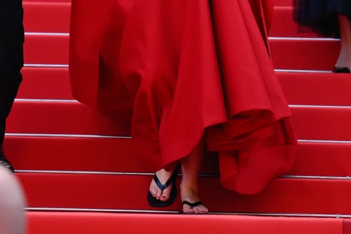 Jennifer Lawrence lenyűgöző estélyiben tért vissza a vörös szőnyegre – meg egy pár flip-flopban