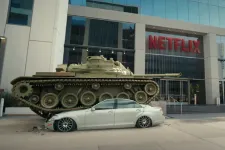 Tankkal érkezett Arnold Schwarzenegger a Netflixhez