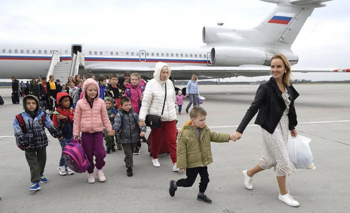 Maria Lvova-Belova 2022. szeptemberében. Az orosz kormányzati különgép 125, a szakadár Donecki Népköztársaság területéről származó gyermekkel landolt Oroszországban. Fotó: Maria Lvova-Belova Telegram