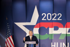 Orbán mélyállamot épít, és rengeteg pénzt öl az amerikai kapcsolatba – állítja a Fidesz republikánus embere