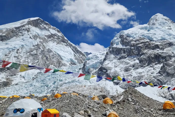 Ijesztő számban halnak a mászók és serpák idén a Mount Everesten