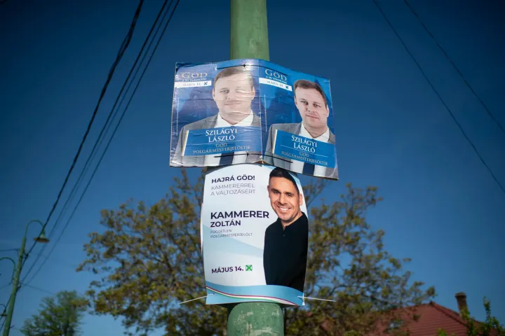 A gödi időközi választáson induló polgármesterjelöltek plakátjai a városban – Fotó: Bődey János / Telex