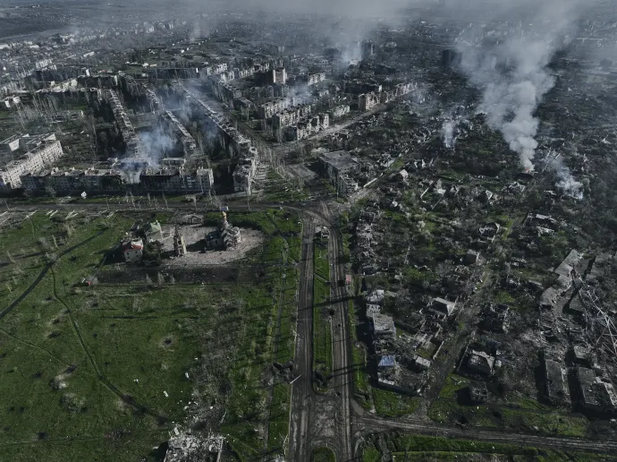 Légi felvételen a harcok alatt gyakorlatilag teljesen elpusztított Bahmut – Fotó: Libkos / MTI / AP 