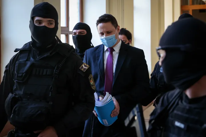 Schadl György érkezik a tárgyalásra a bíróság folyosóján 2023. május 23-án – Fotó: Huszti István / Telex