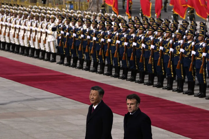 Emmanuel Macron francia elnök Hszi Csin-ping kínai elnökkel, a francia elnök háromnapos állami látogatásának fogadóünnepségén 2023. április 6-án – Fotó: Ng Han Guan – Pool / Getty Images