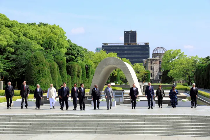 A G7 országok és a további meghívott államok vezetői fotózkodnak a hirosimai Béke Emlékparkban tartott koszorúzási ünnepségen 2023. május 21-én – Fotó: Japan Pool / AFP