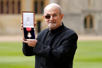 Újra ír Salman Rushdie, akit tavaly nyáron életveszélyesen megsebesített egy késes támadó