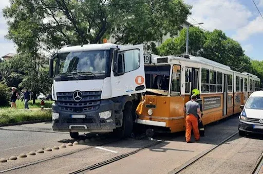 Villamos és kukásautó ütközött a XI. kerületben