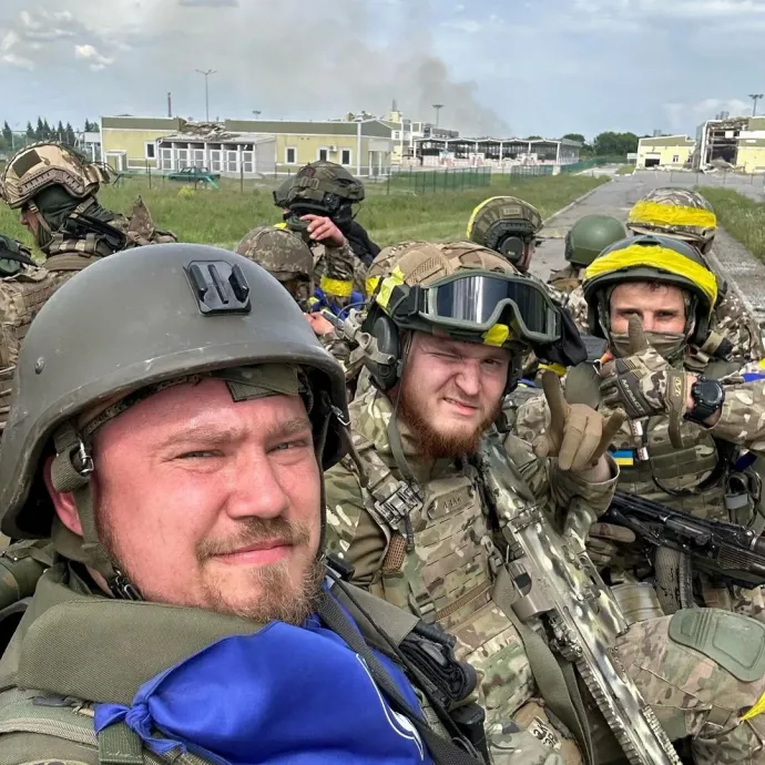 A 2023. május 23-án közzétett képen az Orosz Önkéntes Hadtest tagjai egy páncélozott jármű tetején pózolnak a Graivoron határátkelőhelyen Kozinkában, Belgorod régióban – Fotó: Russian Volunteer Corps / Reuters