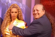 Zámbó Árpy odaállt Beyoncé szobra mellé, és benyúlt a ruhája alá