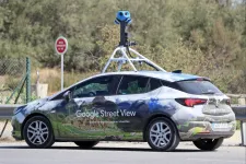 Épp lomtalanítás volt, amikor vasvillával támadtak a Google Street View autójára