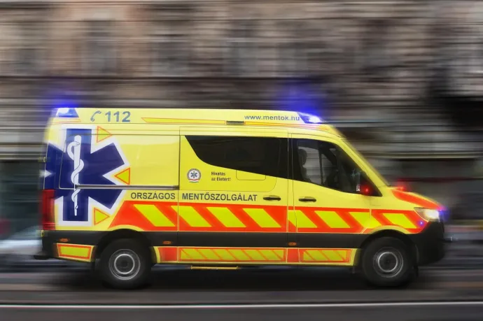 Szájba öklözte magát, beragadt a keze, a sebészeten kellett kiszedni