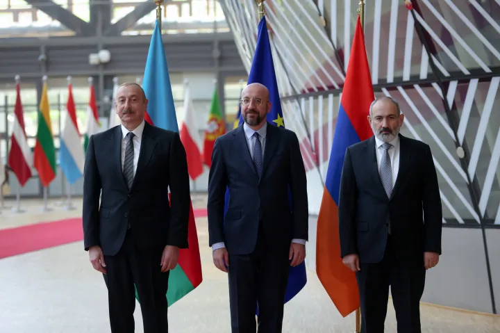 Ihlam Aliyev azeri elnök (b), Charles Michel, az Európai Tanács elnöke és Nikol Pasinján örmény miniszterelnök – Fotó: Johanna Geron / Reuters