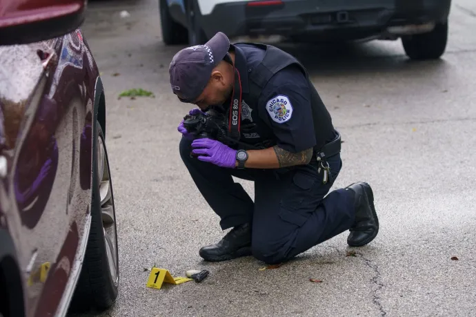 Egy helyszínelő lefényképez egy fegyvert azon a helyszínen, ahol egy 13 éves fiút lábon lőttek, miközben megpróbált ellopni egy Kiát a chicagói South Langley Avenue-n 2022. szeptember 11-én – Fotó: Armando L. Sanchez / Chicago Tribune / Getty Images