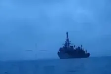 Videón, ahogy egy személyzet nélküli ukrán motorcsónak nekirohan egy orosz hadihajónak