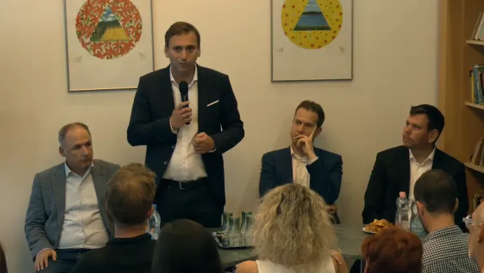 A beszélgetés résztvevői balról jobbra: Bodor Ádám, Őrsi Gergely, Balogh Samu, Vitézy Dávid – Kép: II. kerületi önkormányzat / Facebook