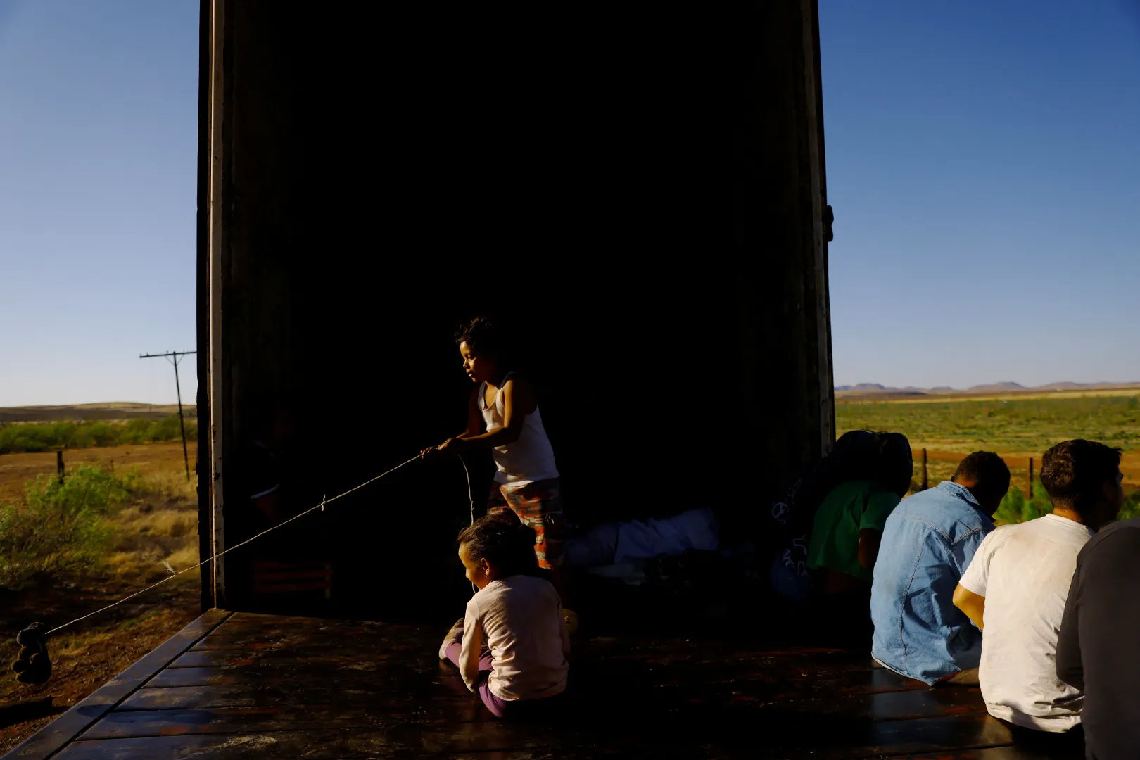 Victoria és Alan, a családjukkal utazó bevándorló gyerekek egy vonaton játszanak a mexikói Ciudad Juárez külvárosában, 2023. április 19-én – Fotó: Jose Luis Gonzalez / Reuters