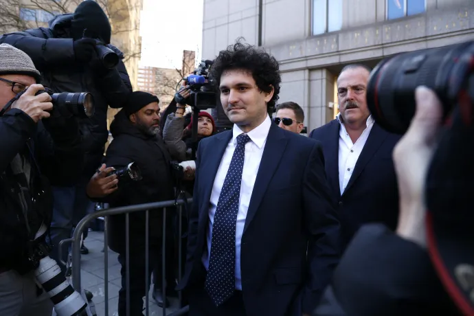 Sam Bankman-Fried elhagyja a szövetségi bíróságot New Yorkban a vádemelést követően 2023. március 30-án – Fotó: John Lamparski / NurPhoto / AFP
