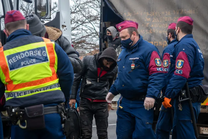 A Készenléti Rendőrség munkatársai sorra átvizsgálják az egy román állampolgár által vezetett, magyar rendszámú teherautóban talált ötvenkilenc migránst Kiskunhalas belterületén, 2020. december 19-én – Fotó: Donka Ferenc / MTI