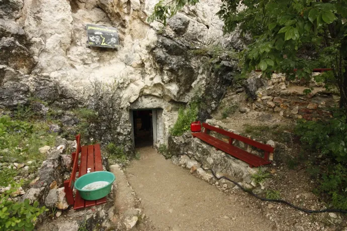 A Nagy-Strázsa-hegy és a barlangbejárat – Fotó: Tenczer Gábor / Telex