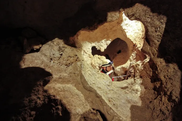 Ereszkedés a barlangba, legalsó képen a Kacsa – Fotó: Tenczer Gábor / Telex