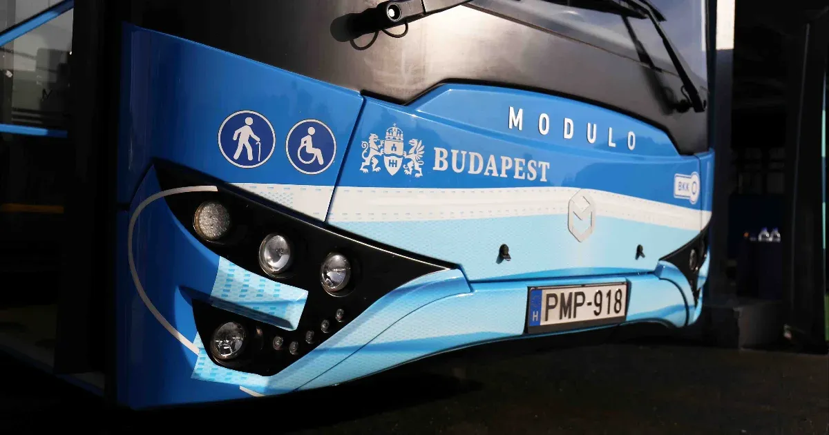 Félmillió forintos bónusszal csábítana magához buszsofőröket a BKV