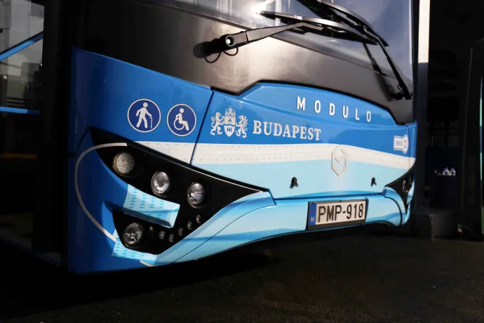 Félmillió forintos bónusszal csábítana magához buszsofőröket a BKV