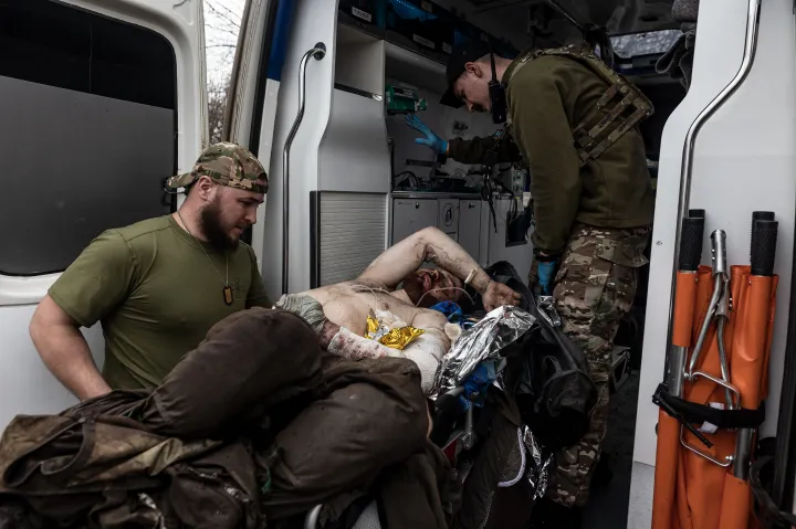 Az Ulf mentőegység orvosai egy sebesült ukrán katonát szállítanak stabilizációs pontra a bahmuti fronton 2023. április 6-án – Fotó: Diego Herrera Carcedo / Anadolu Agency / Getty Images
