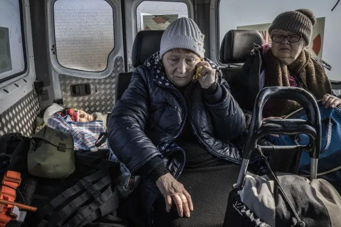 A fekvő beteg 82 éves Valentina Stadnik, a 67 éves Lubov Korzh (középen) és a 74 éves Valentina Mazsuga ülnek a Vostok SOS jótékonysági szervezet buszán, miközben evakuálják őket otthonukból 2023. március 6-án a Bahmut közelében fekvő Kramatorszkból – Fotó: Ed Ram / Getty Images