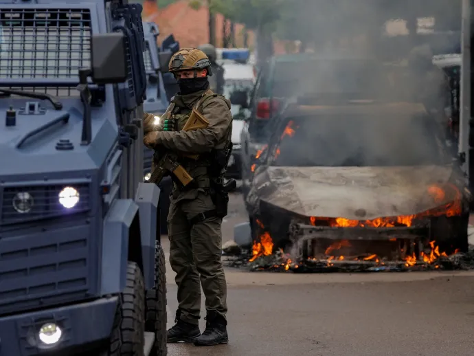 Koszovói szerbek csaptak össze a rendőrökkel, készültségbe helyezték a szerb hadsereget