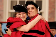 Karikó Katalin és Tom Hanks közös fotóval ünnepelték a díszdoktori kinevezésüket a Harvardon