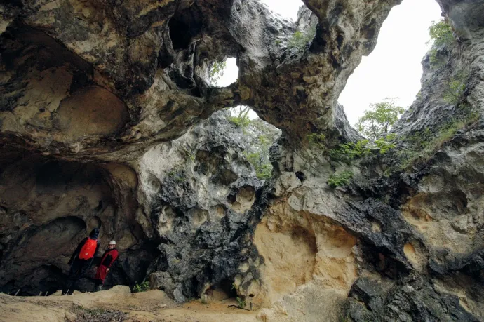 Felső három kép: a Sátorkőpusztai-barlang, lent: a Tündérkapu – Fotó: Tenczer Gábor / Telex