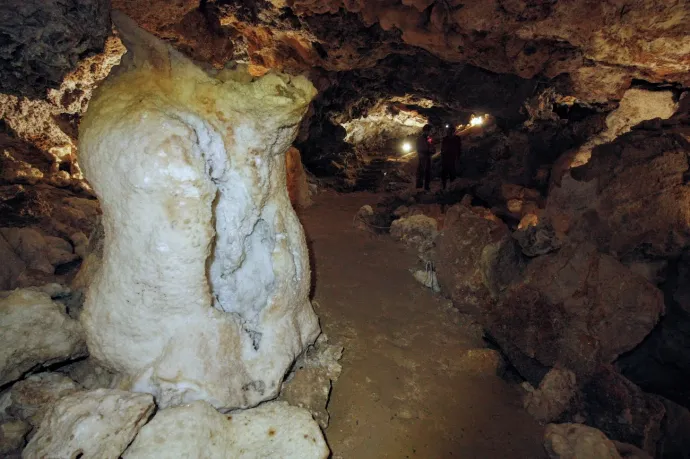 Felső három kép: a Sátorkőpusztai-barlang, lent: a Tündérkapu – Fotó: Tenczer Gábor / Telex