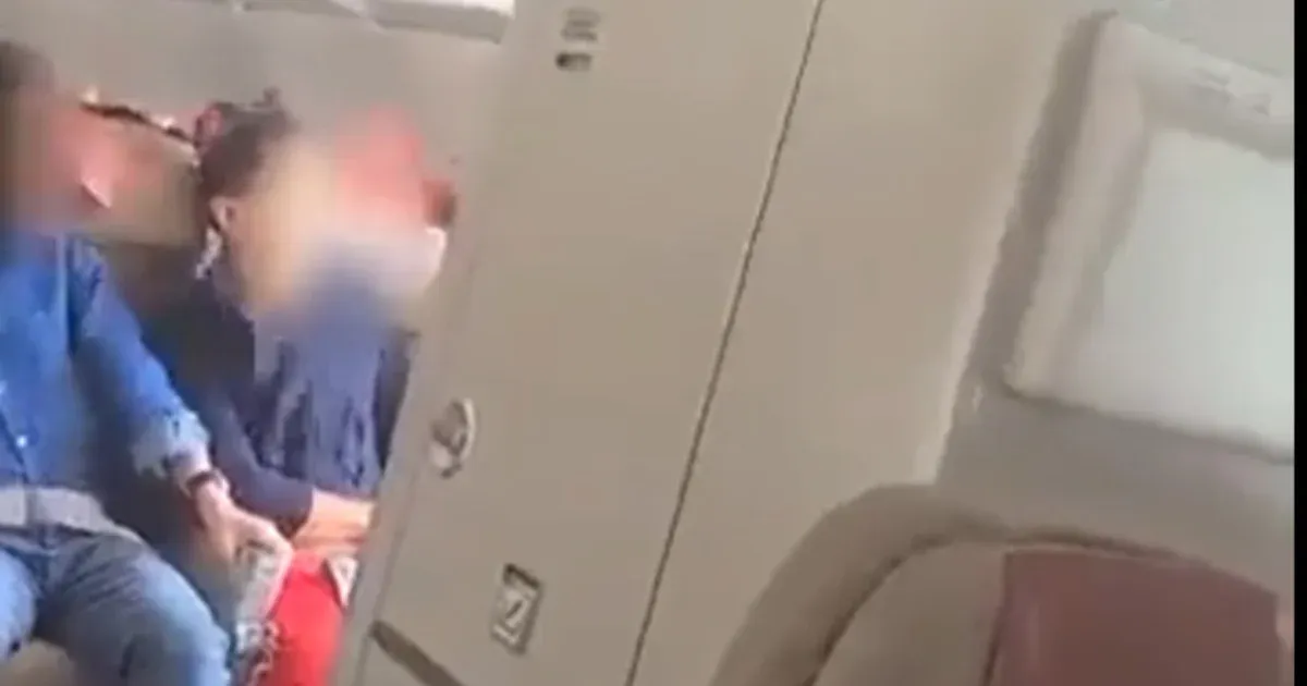 Un hombre en Corea del Sur abrió la salida de emergencia del avión en el aire