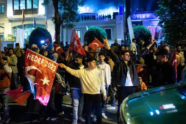Recep Tayyip Erdoğan hívei Isztambulban 2023. május 14-én este – Fotó: Bődey János / Telex