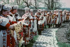 Kalotaszeg pünkösdi látványossága a pártás lányok templomba vonulása