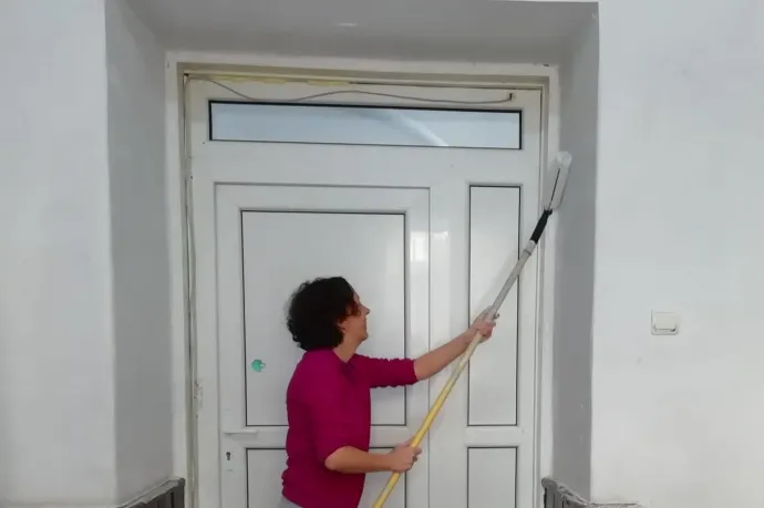 Felháborodott a kormány viselkedésén egy Kolozs megyei tanár, kiposztolta, hogy újította fel az osztálytermét