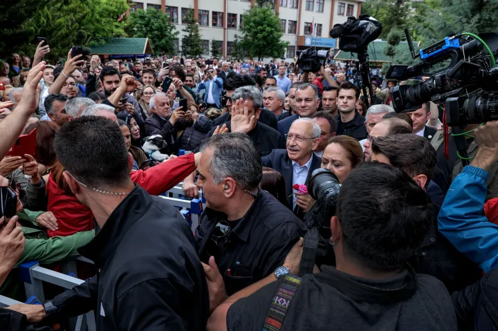 Az ellenzék közös jelöltje, Kemal Kılıçdaroğlu Ankarában, miután leadta szavazatát a második fordulóban 2023. május 28-án – Fotó: Huszti István / Telex