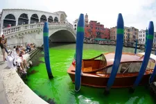Neonzöldre változott Velencében a lagúna vize, de aggodalomra semmi ok