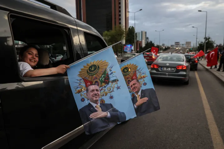 Az Erdoğan-hívek már ünnepelnek Ankarában – Fotó: Huszti István / Telex