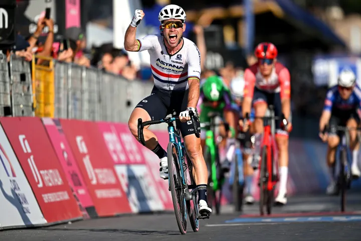 Mark Cavendish nyerte a 2023-as Giro d'Italia utolsó szakaszát – Fotó: Stuart Franklin / Getty Images