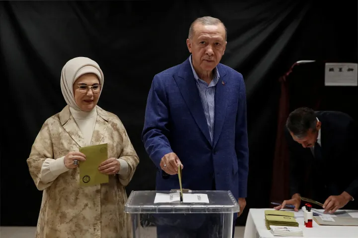 Recep Tayyip Erdoğan török elnök leadja szavazatát az elnökválasztás második fordulójában egy isztambuli szavazóhelyiségben, mellette felesége, Emine Erdoğan 2023. május 28-án – Fotó: Murad Sezer / AFP