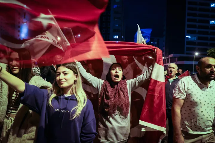 Erdoğan győzelmét ünneplő tömeg Ankarában 2023. május 28-án – Fotó: Huszti István / Telex